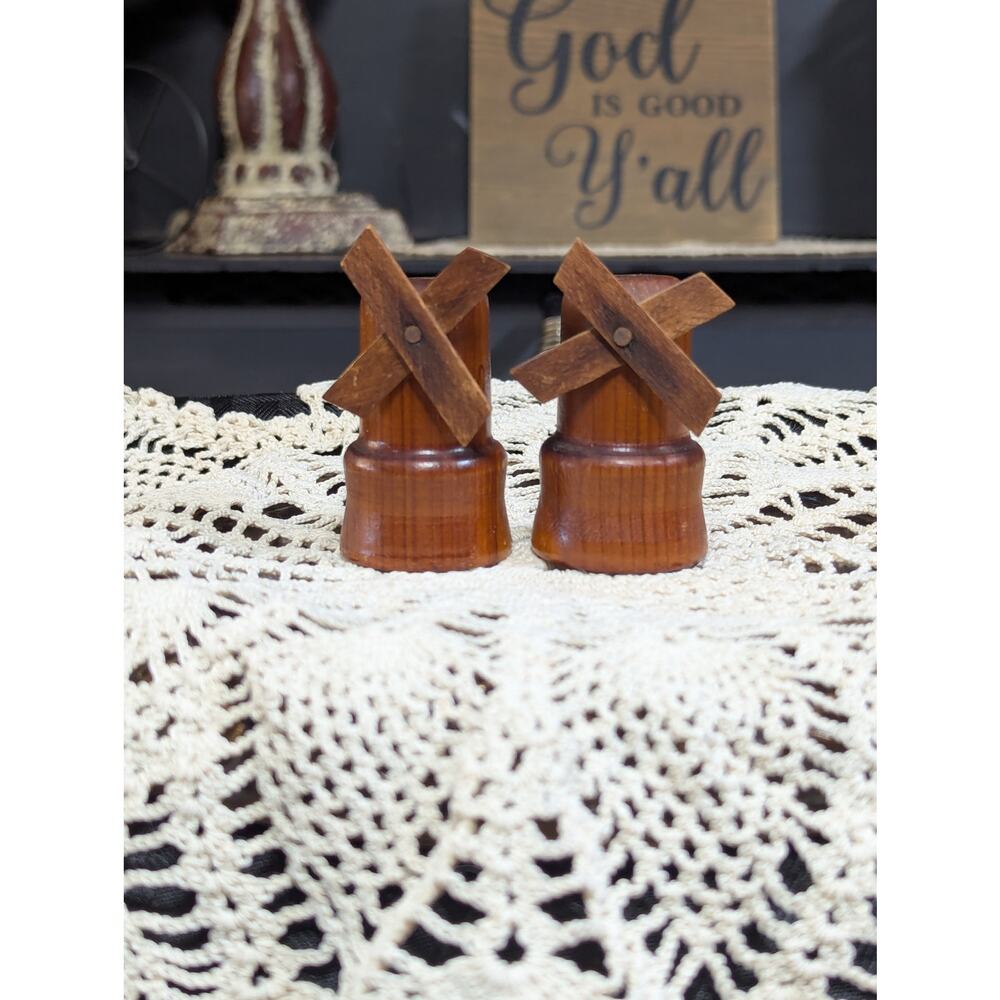 Vintage Wooden Windmill Salt & Pepper Shaker Souvenirs/Collectibles, Pre-Owned